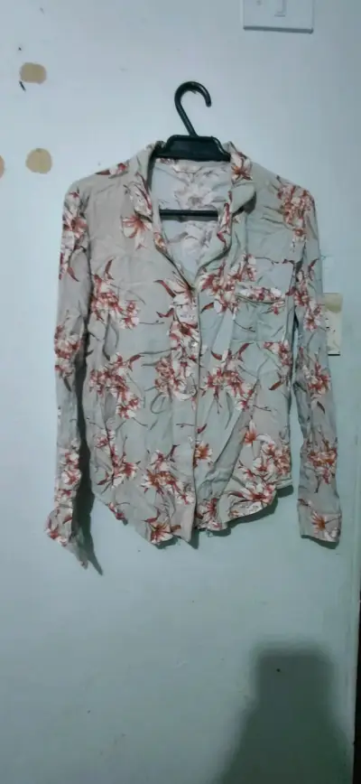 Camisa de mujer con estampado floral - miniatura 1