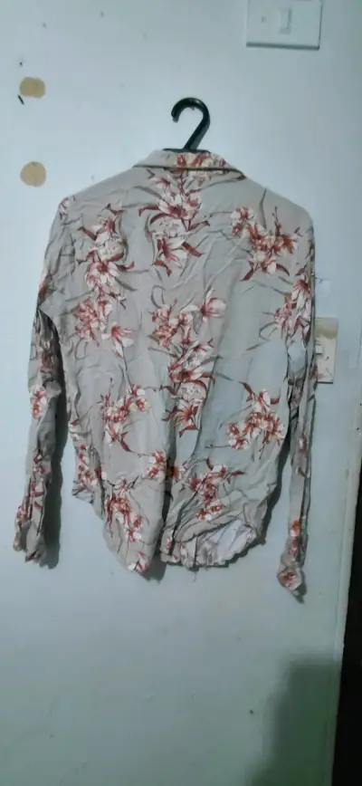 Camisa de mujer con estampado floral - miniatura 2