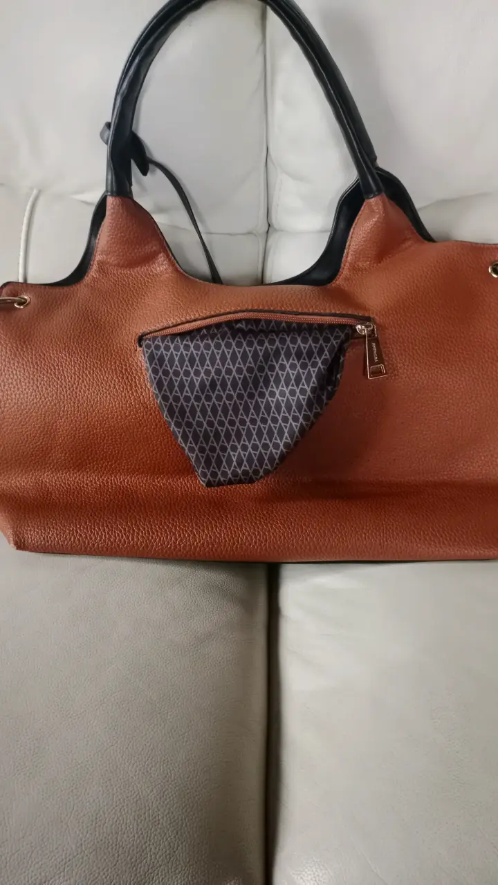 Bolso de cuero marrón con asas negras - 4