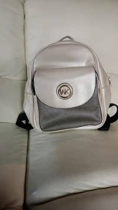 Mochila plateada con bolsillo frontal WK - miniatura 1