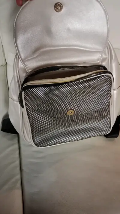 Mochila plateada con bolsillo frontal WK - miniatura 3