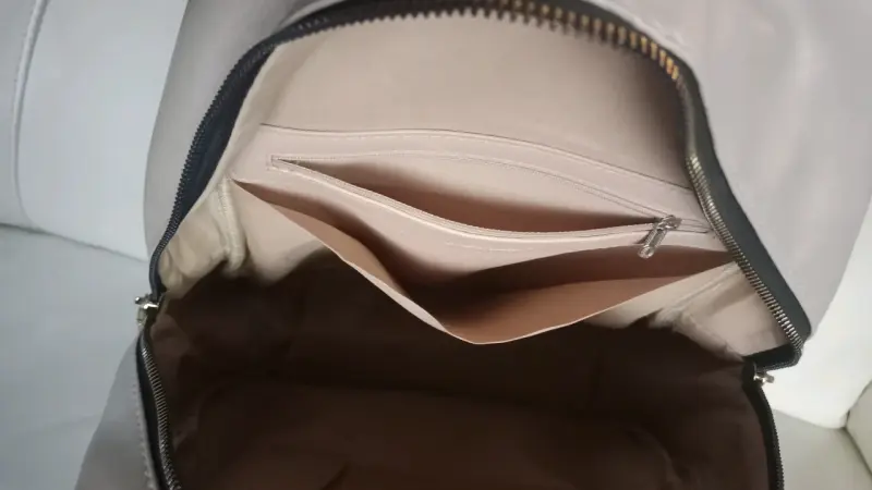 Mochila plateada con bolsillo frontal WK - 6