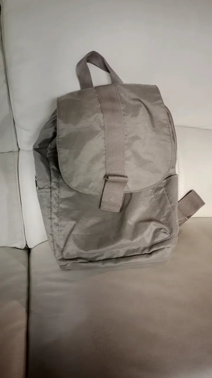 Mochila gris unisex con múltiples compartimentos - 1