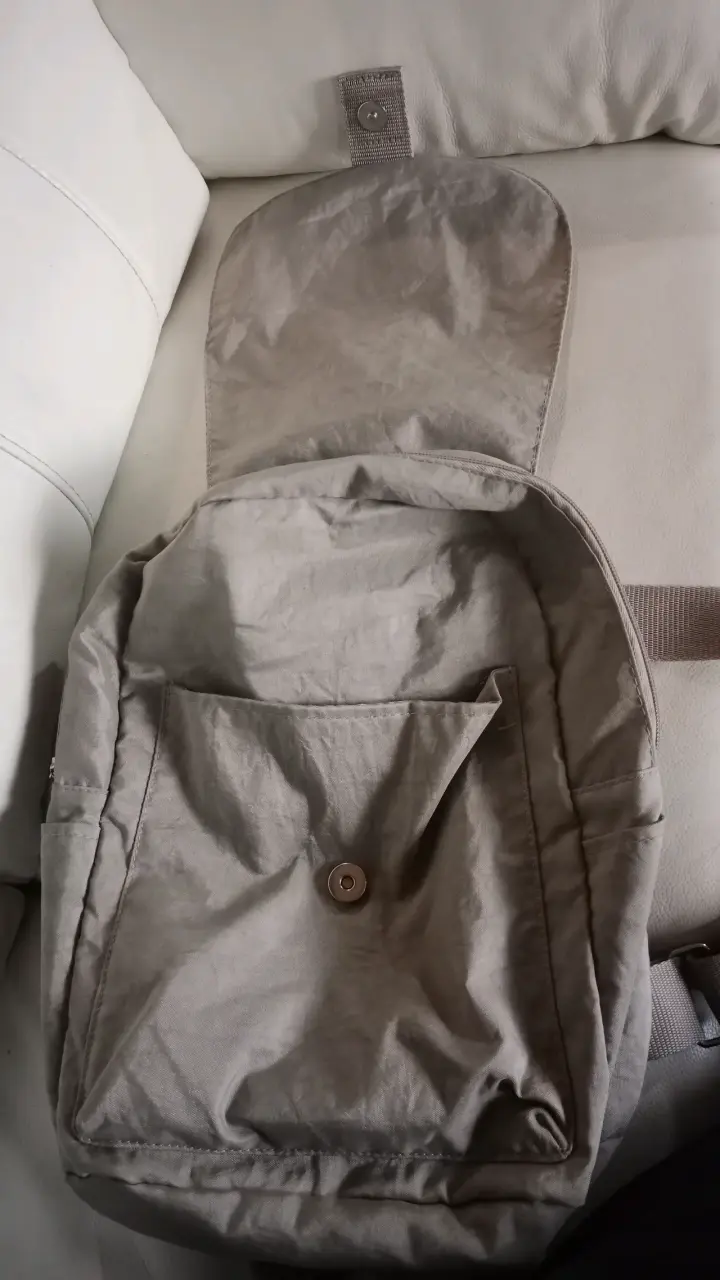 Mochila gris unisex con múltiples compartimentos - 2