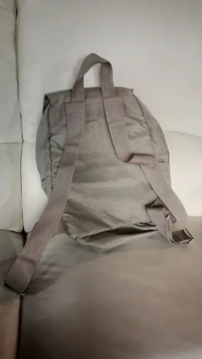 Mochila gris unisex con múltiples compartimentos - miniatura 3