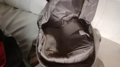 Mochila gris unisex con múltiples compartimentos - miniatura 4