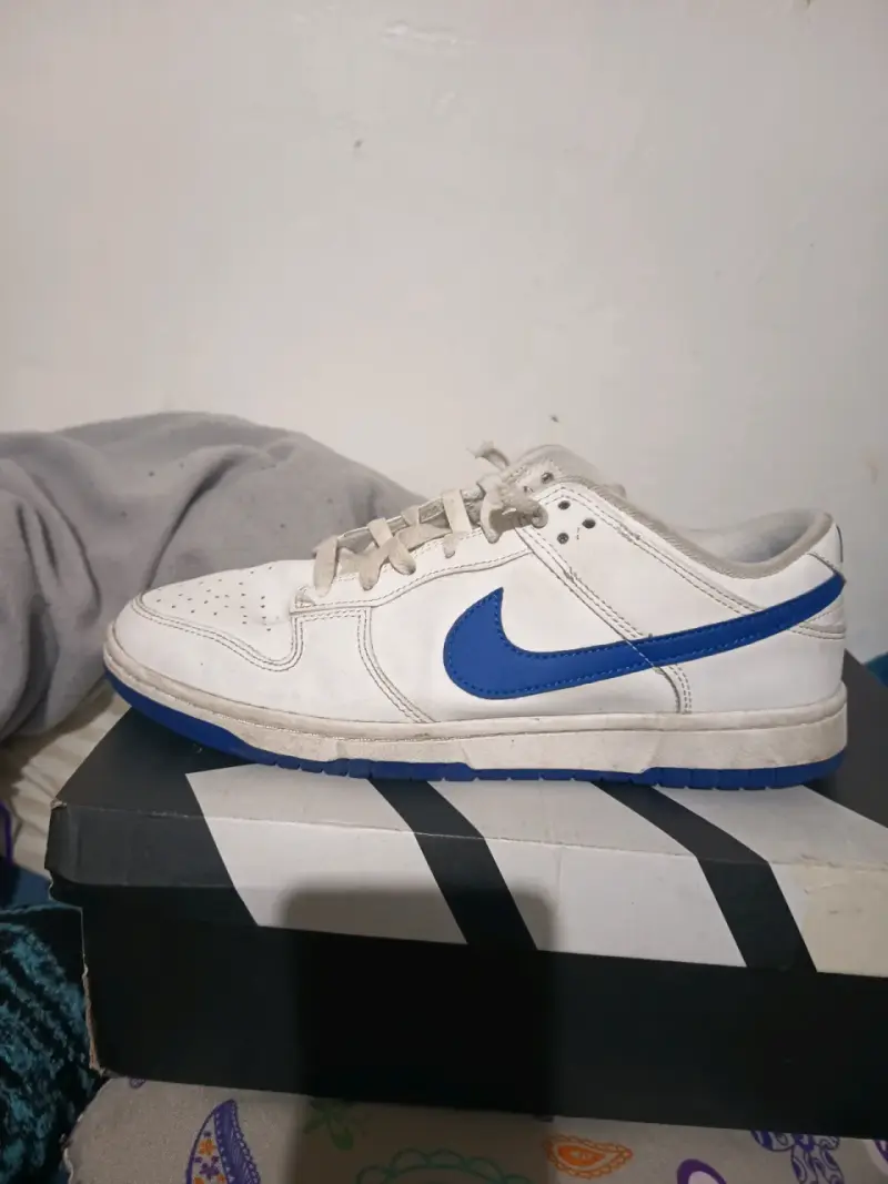 Zapatillas deportivas blancas con logo azul