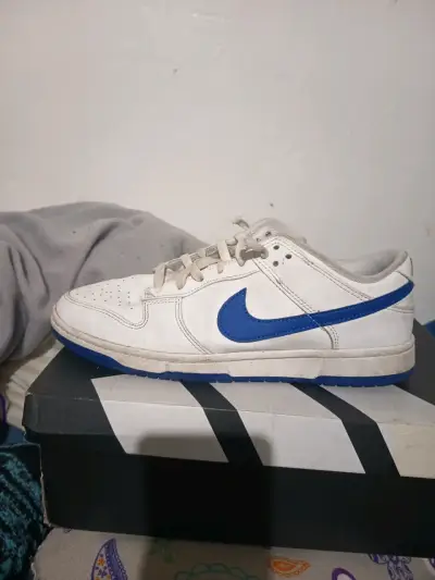 Zapatillas deportivas blancas con logo azul - miniatura 1