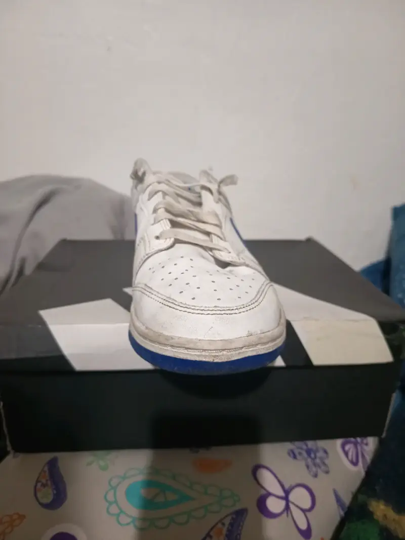 Zapatillas deportivas blancas con logo azul - 2