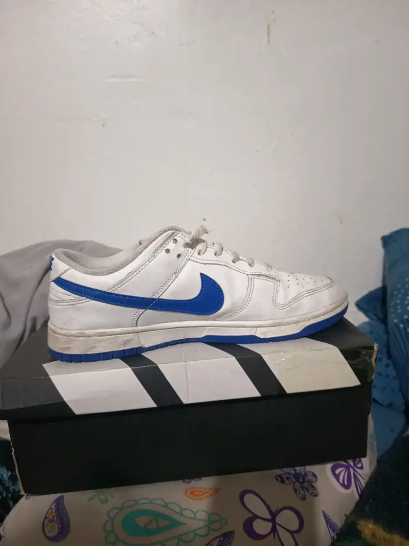 Zapatillas deportivas blancas con logo azul - 3
