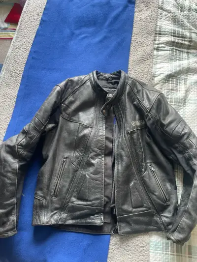 Chaqueta de cuero para moto Yamaha negra - miniatura 1
