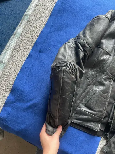 Chaqueta de cuero para moto Yamaha negra - miniatura 3
