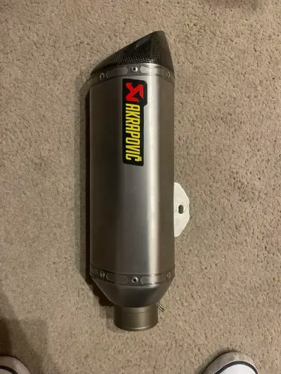 Escape Akrapovic para motocicleta en buen estado - miniatura 1
