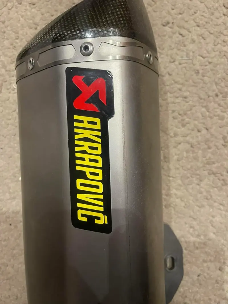 Escape Akrapovic para motocicleta en buen estado - 3