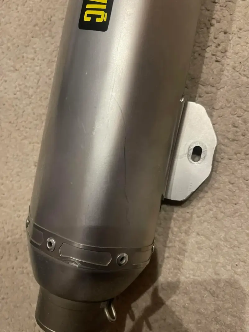 Escape Akrapovic para motocicleta en buen estado - 4
