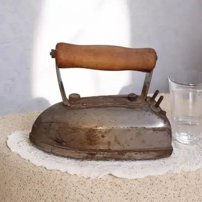 Plancha de hierro antigua con mango de madera - miniatura 1