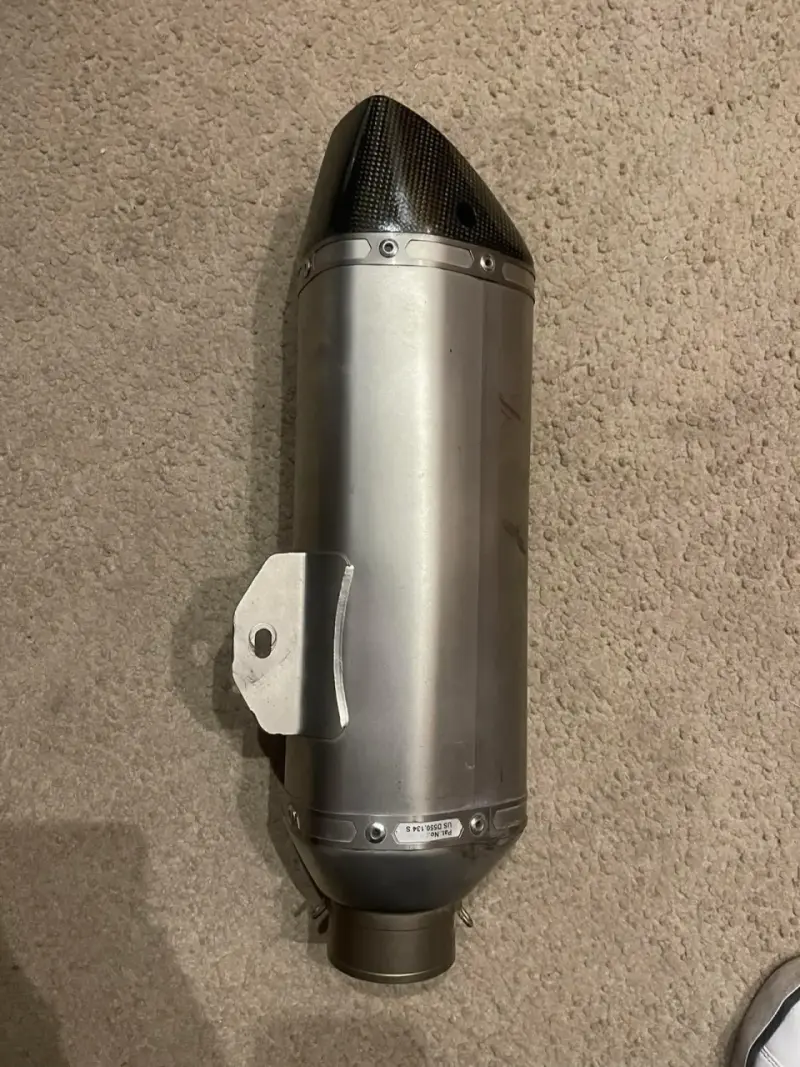Escape Akrapovic para motocicleta en buen estado - 5