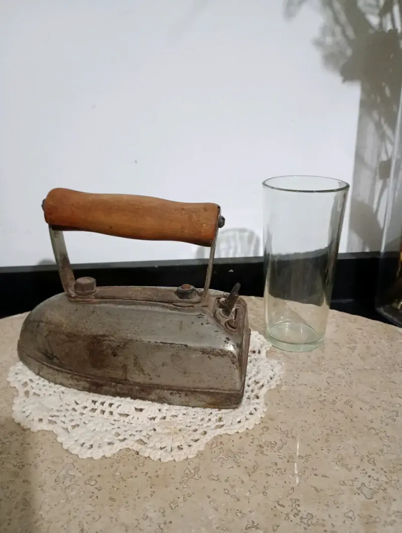 Plancha de hierro antigua con mango de madera - 2