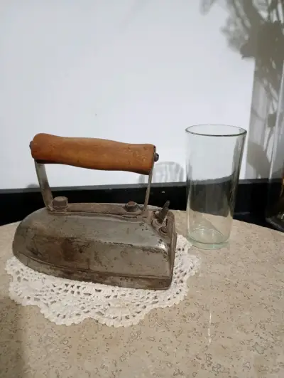 Plancha de hierro antigua con mango de madera - miniatura 2