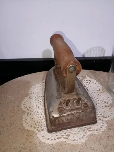 Plancha de hierro antigua con mango de madera - miniatura 3