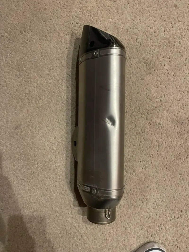 Escape Akrapovic para motocicleta en buen estado - 6