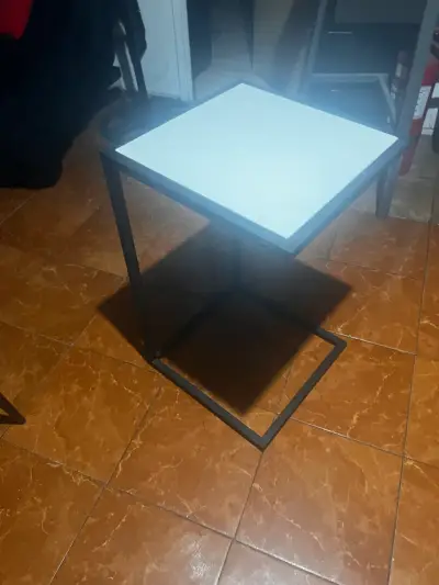Mesa auxiliar moderna con estructura metálica - miniatura 1