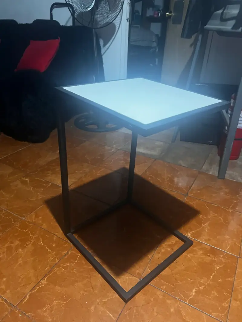 Mesa auxiliar moderna con estructura metálica - 3