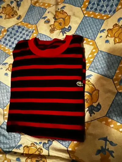 Polera Lacoste a rayas rojas y negras - miniatura 1