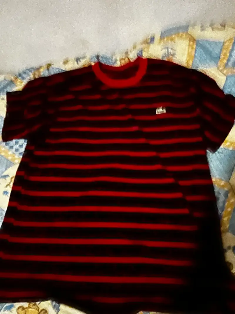 Polera Lacoste a rayas rojas y negras - 2