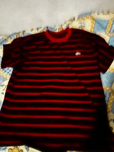 Polera Lacoste a rayas rojas y negras - miniatura 2