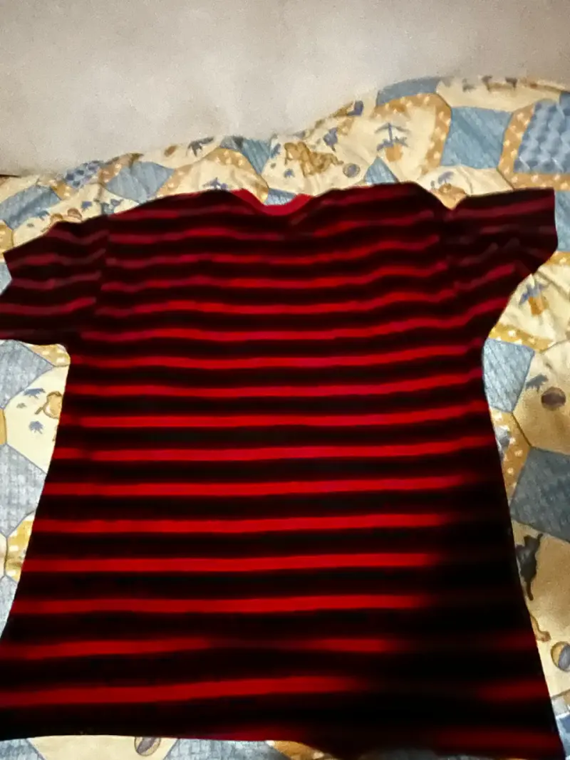 Polera Lacoste a rayas rojas y negras - 3