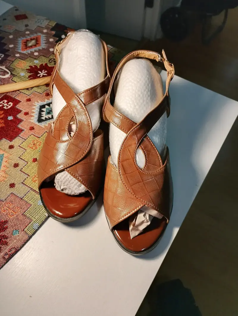 Sandalias de tacón marrón con diseño cruzado. - 1