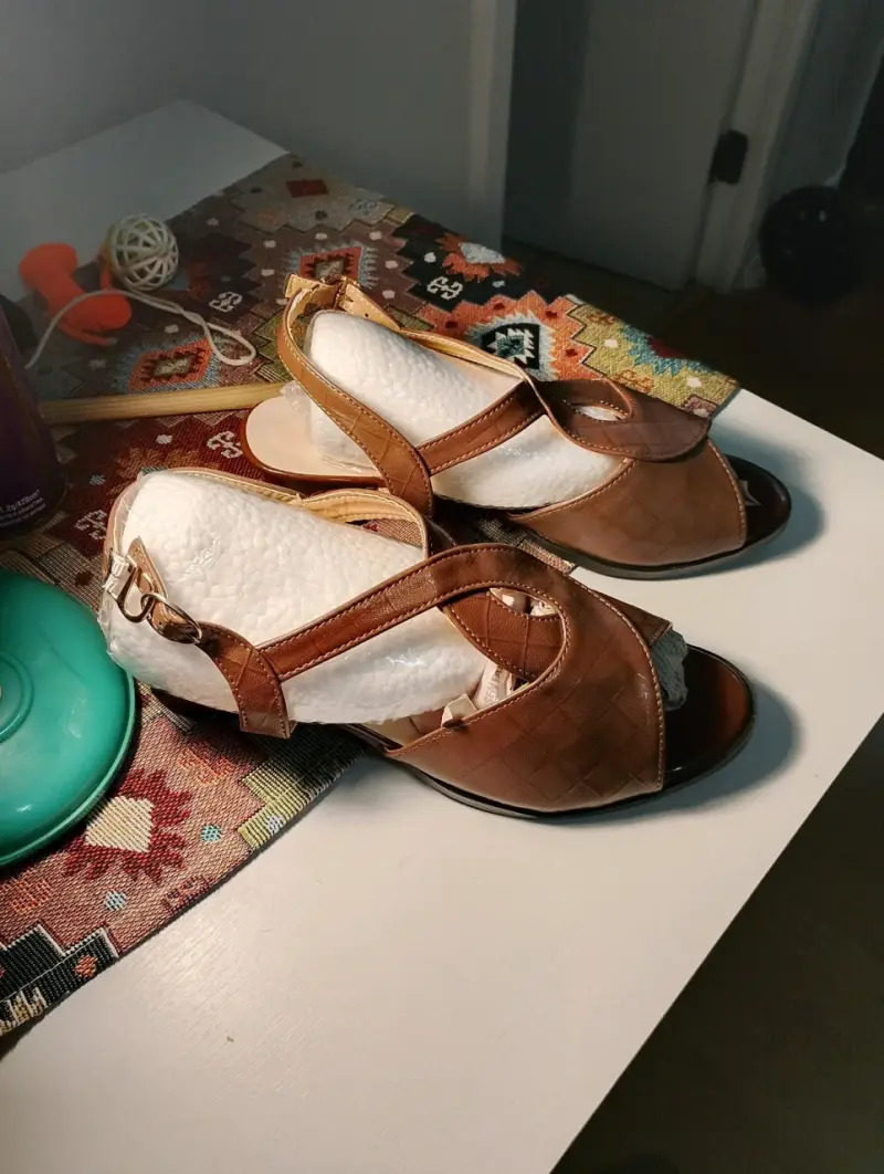 Sandalias de tacón marrón con diseño cruzado. - 2