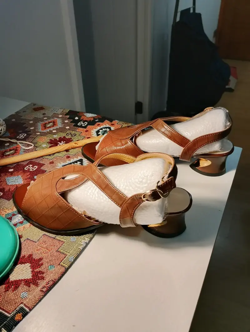 Sandalias de tacón marrón con diseño cruzado. - 3