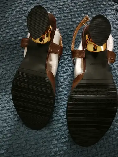 Sandalias de tacón marrón con diseño cruzado. - miniatura 4