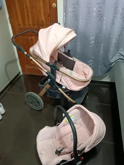 Coche de bebé 2 en 1 rosa con silla de auto - miniatura 1