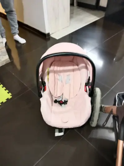 Coche de bebé 2 en 1 rosa con silla de auto - miniatura 4