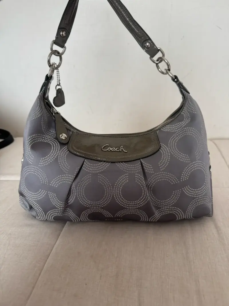 Cartera de hombro Coach gris con diseño circular - 1