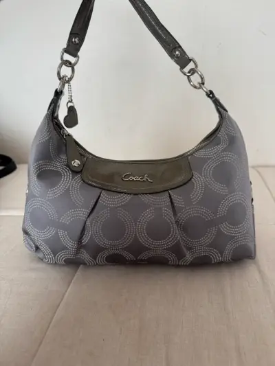 Cartera de hombro Coach gris con diseño circular - miniatura 1