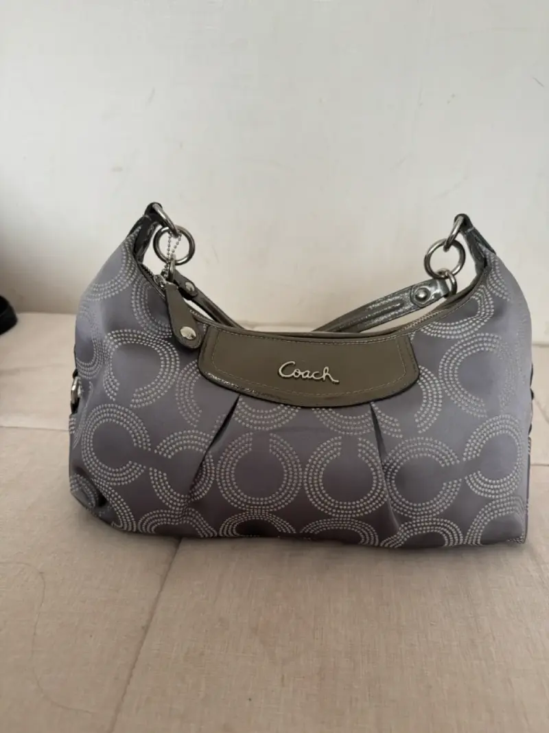 Cartera de hombro Coach gris con diseño circular - 2