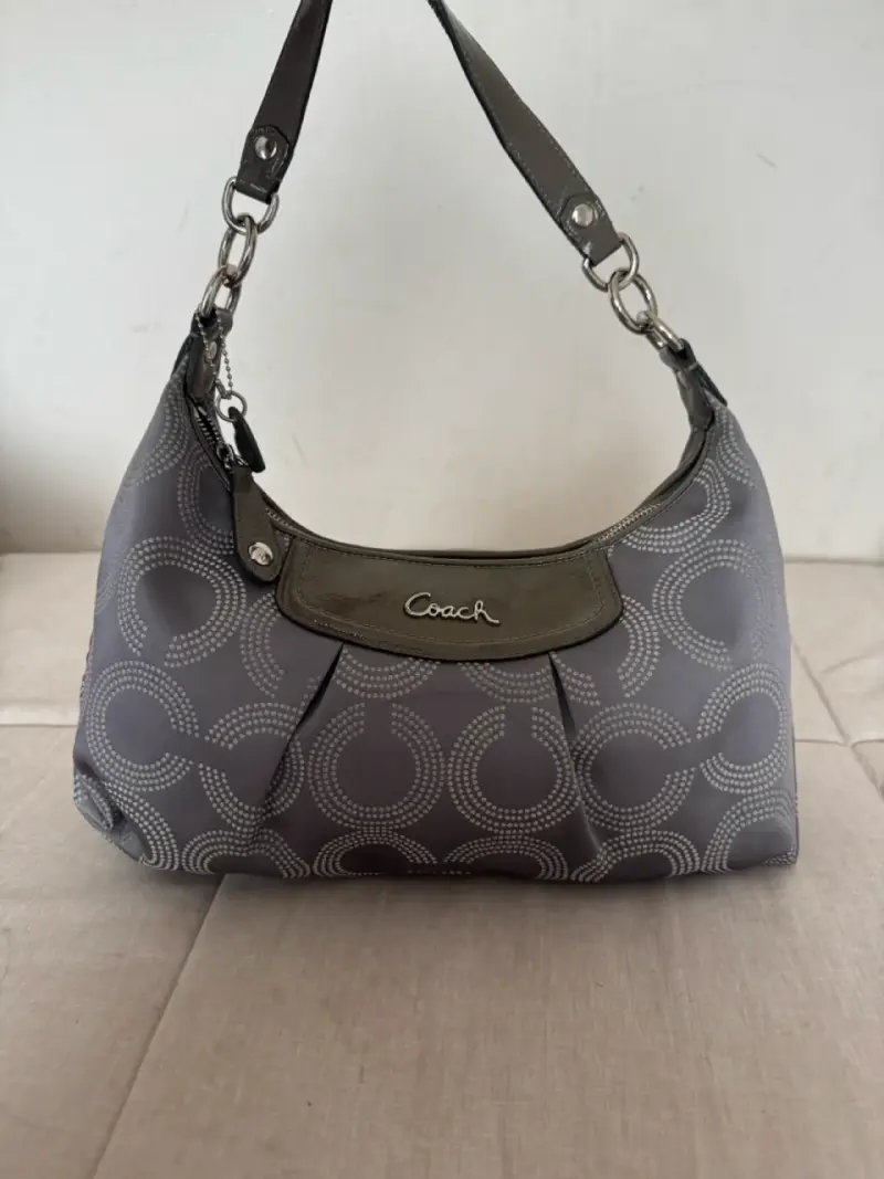 Cartera de hombro Coach gris con diseño circular - 3