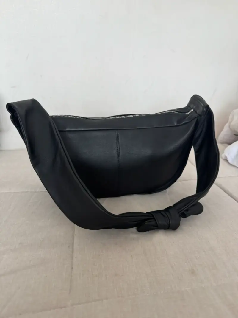 Cartera negra con correa anudada - 1