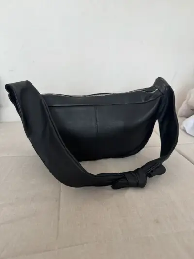 Cartera negra con correa anudada - miniatura 1