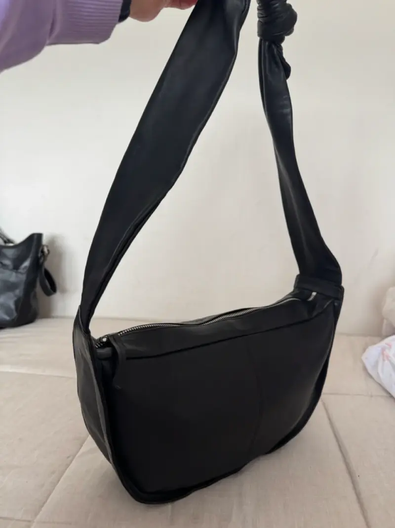 Cartera negra con correa anudada - 2