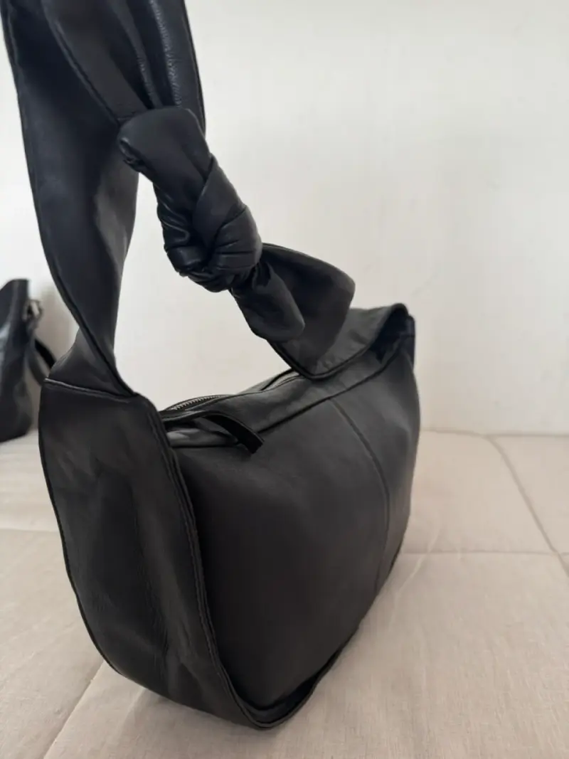 Cartera negra con correa anudada - 3