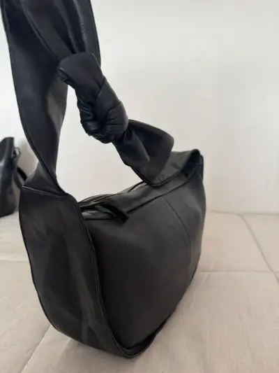 Cartera negra con correa anudada - miniatura 3