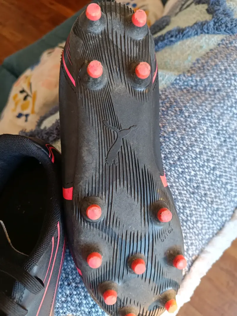 Zapatillas de fútbol negras con toperoles rojos - 1
