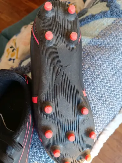 Zapatillas de fútbol negras con toperoles rojos - miniatura 1