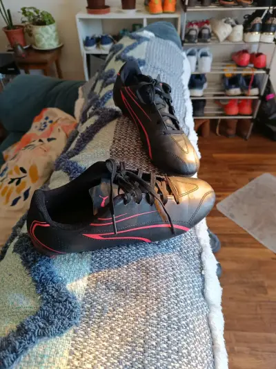 Zapatillas de fútbol negras con toperoles rojos - miniatura 2