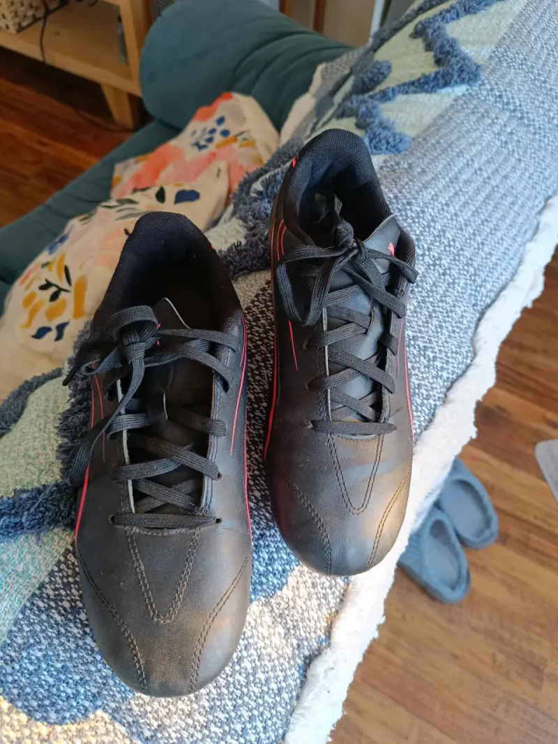 Zapatillas de fútbol negras con toperoles rojos - 3
